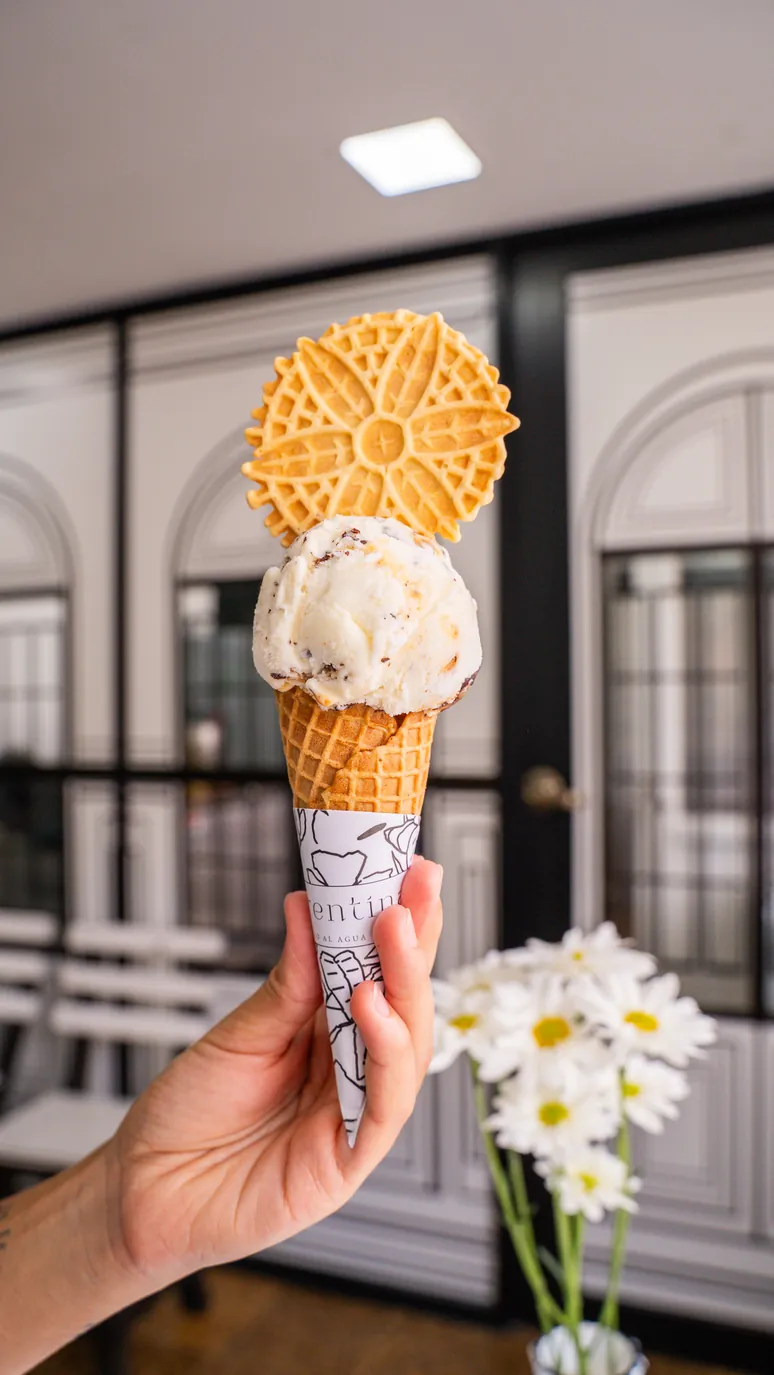 Gelato artesanal de Florentina en cono, dentro del local con ilustraciones 2D